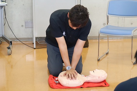 後半は心肺蘇生の実技講習を行いました