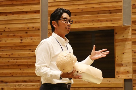 講師の松本教諭の元、保護者の方も参加して実践的なBLS講習会を実施しました