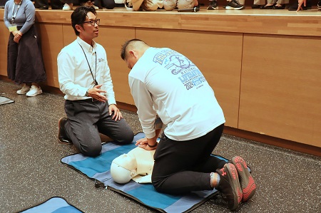 保護者の中にもライフセーバーの方が！ お手本となる正しい胸骨圧迫の仕方を教えていただきました