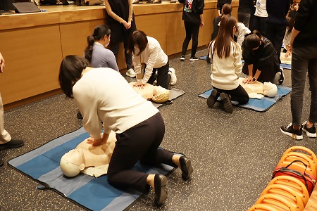 保護者の皆さまも胸骨圧迫を体験