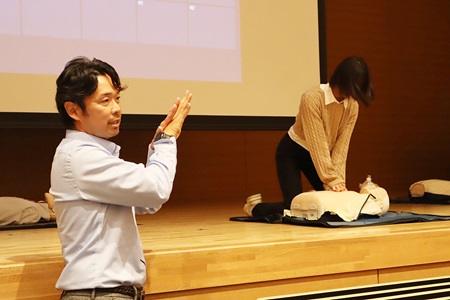 正しい胸骨圧迫の仕方、質の高い胸骨圧迫とは何かを習い、基本の姿勢を学びました