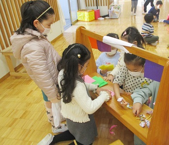 年長のお花屋さんに買いにいく年中