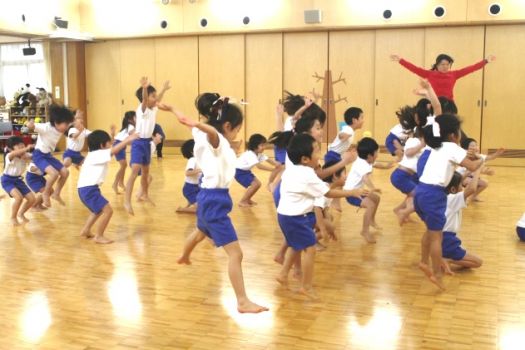 両手を広げて大きくジャンプ！