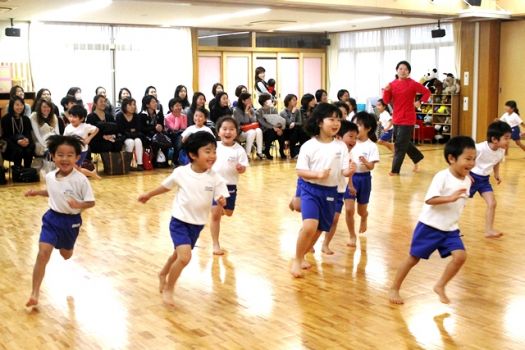 遊戯室をところ狭しと駆け回る！ 音楽が止まったら、一緒にぴたっ！