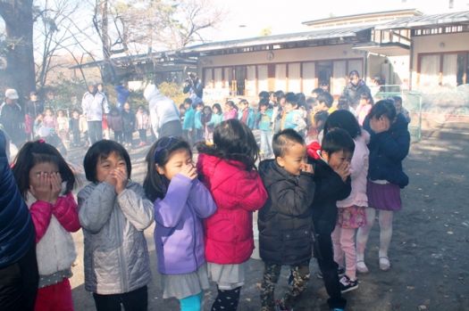 わぁ！煙がこっちにきたー！目が痛—い！