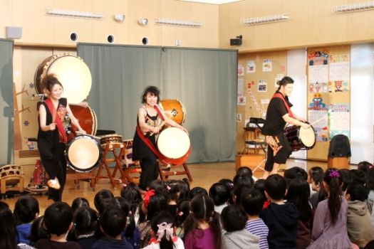 肩から掛けて演奏する桶太鼓の重さは6kg以上！