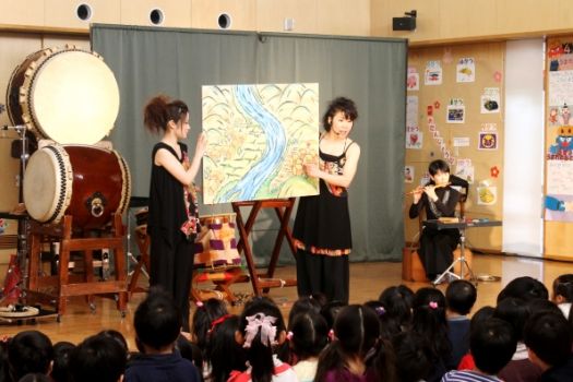 太鼓劇「鬼六太鼓」。効果音として、太鼓以外にもドラや鈴など色々な音を聞きました。