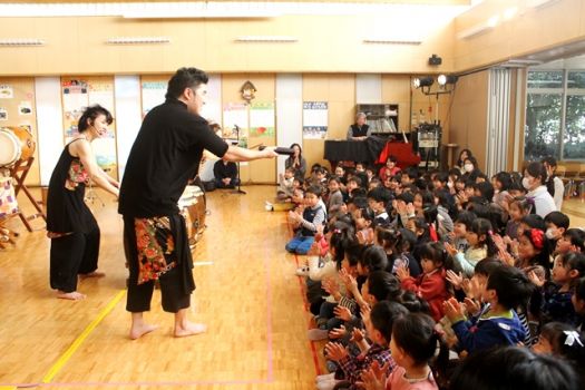 拍子木のリズムに合わせてこどもたちも手拍子。