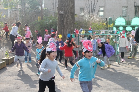 みんなが描いた鬼の面は どれもカラフルで表情豊か