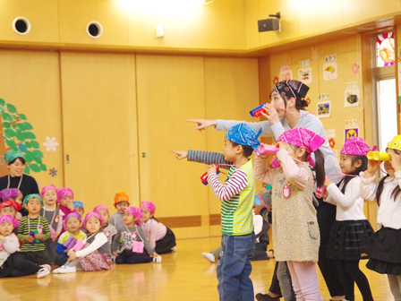 年少組は表現遊び「地球をどんどん」。バンダナを巻いて探検に出発—！