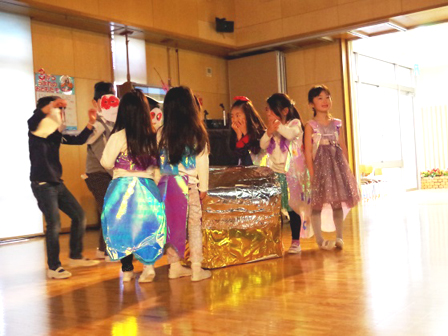 年長組は４つに分かれて創作劇。セリフもばっちり！