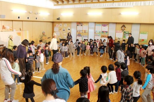 輪になって、一緒に音を表現