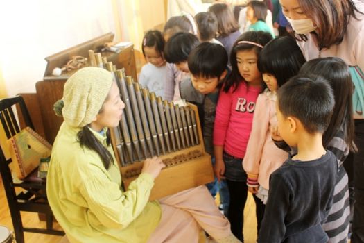 初めて見る楽器にみんな興味津々