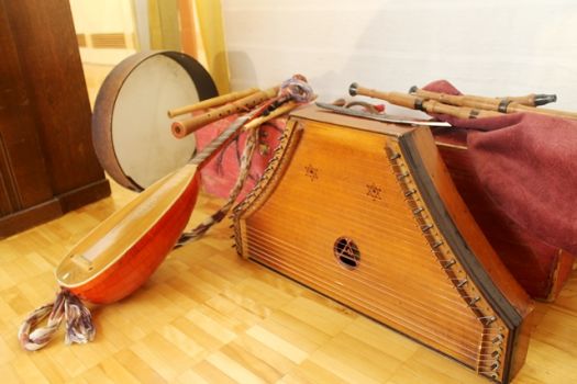 中世・ルネサンス時代の古楽器（リュートやサルテリー）