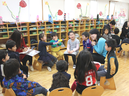 お手製マイクで先生を取材