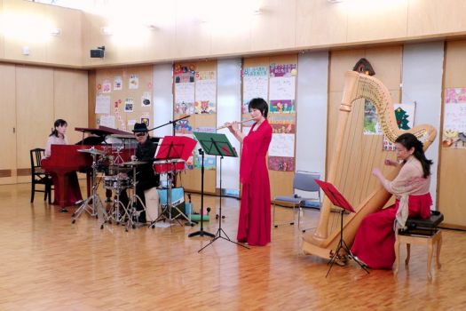 会場はすっかりクリスマス気分に！