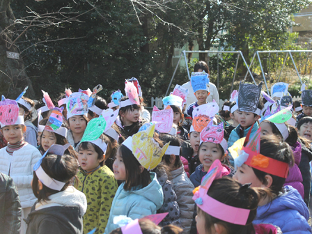 赤、青、緑、黄色…いろいろなお面がありますね