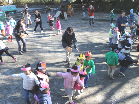 まずは園児たちが鬼になって逃げました