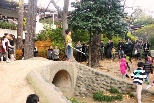 元気いっぱいに外遊び