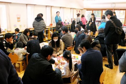 年少：落ち葉を使った作品作り