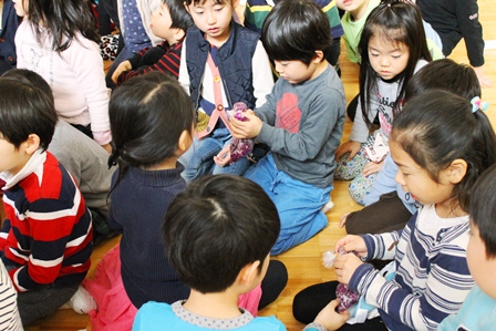 紫キャベツをもみもみ