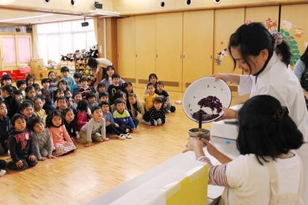 キャベツから出た紫色の汁に興味津々