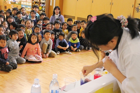 色が変わったーーーとこどもたちはびっくり顔