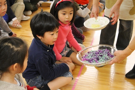 焼きそばの麺が緑色になって、またびっくり！