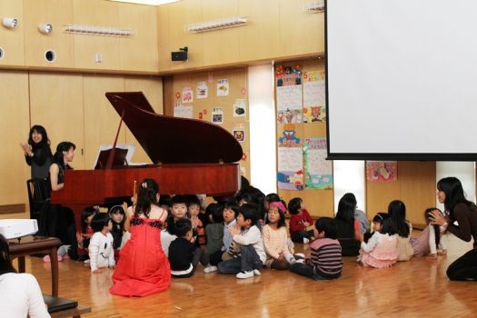 ピアノの下に入って音を聞くなんて初めて！