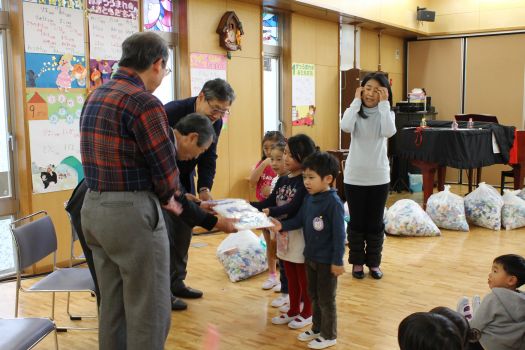 「わたしたちの集めたキャップよろしくお願いします」
