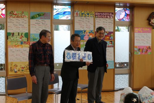 エコキャップで作った「SEIJO」の文字を贈呈。