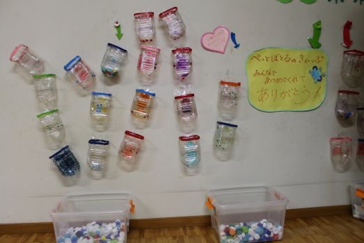 こどもたちが作った幼稚園の玄関にある“エコキャップ回収マシン”