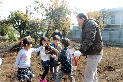 みんなで協力して掘ったお芋は、 自分たちの顔よりも大きくてびっくり！