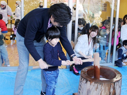 お父さんと一緒によいしょ