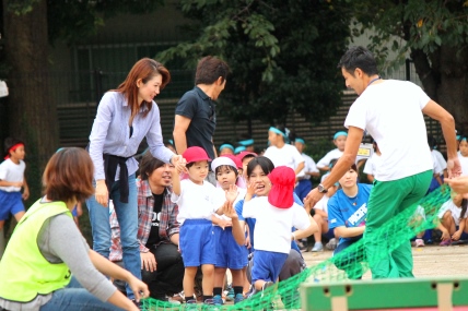 初めてのリレー、上手にバトンタッチ。 	