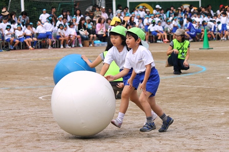 2人で心を合わせて大玉ころがし