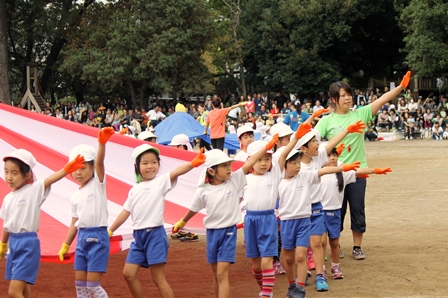 音楽に乗せて、笑顔で演技！　