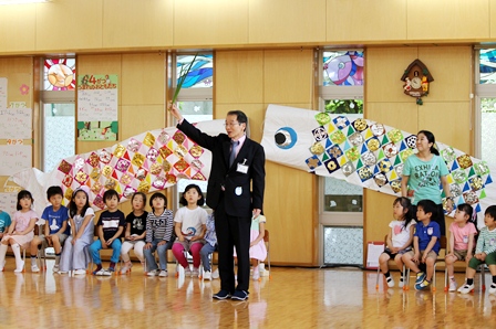 「みんな、しょうぶって知ってるかな？」園長先生からお節句についてのお話を聞きました。