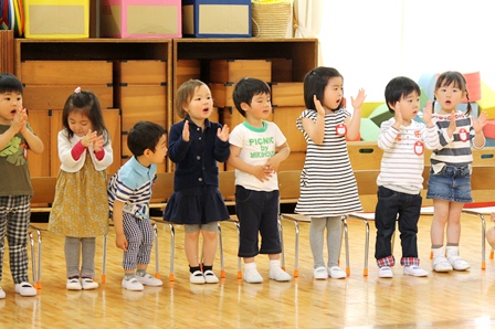 上手に歌を披露するお兄さん、お姉さんたちに負けじと「むすんでひらいて」をうたった年少組さん。