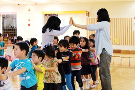 お遊戯「機関車と客車」では先生たちのトンネルをくぐって楽しそう！