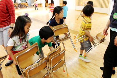 会が終わると、年長組さんは年少組さんが使っていた椅子をお片付けしてくれました。