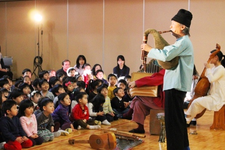 演奏に見入る園児たち