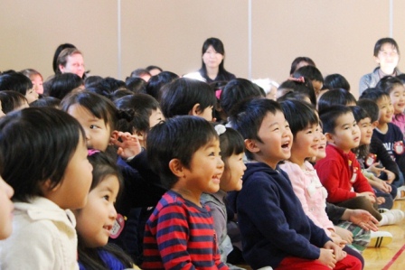 楽器から繰り出される音に園児たちはこの笑顔