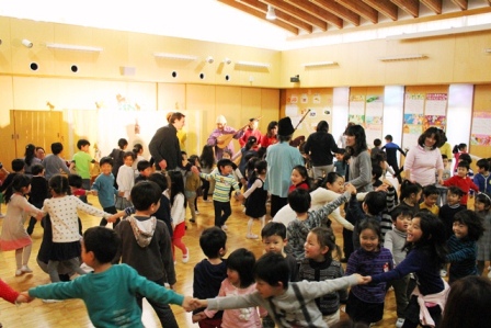 最後はみんなで手をつないでダンス