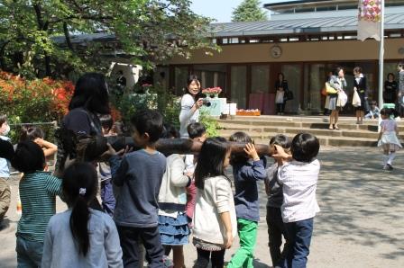 自分たちの体よりはるかに大きなたけのこを大勢で担いで運ぶ