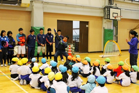 最初は緊張気味の子どもたちに「僕はつっきーです」と大槻先生が陽気に自己紹介