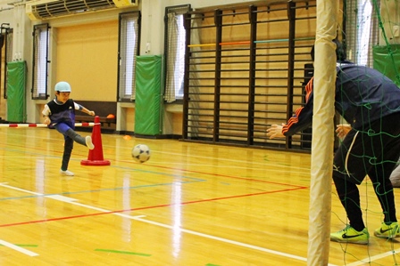 シュート練習でゴールを目指しました