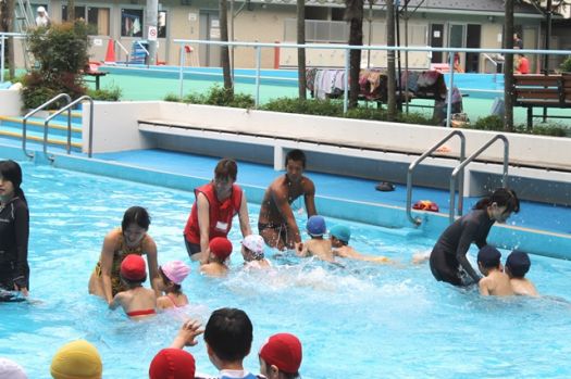 一生懸命バタ足！うまく進めるかな。