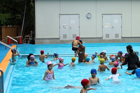 お兄さんに抱き上げてもらい、この後は水へダイブ！！