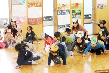 年中組「おいもをどうぞ」かわいらしい動物のお面で登場